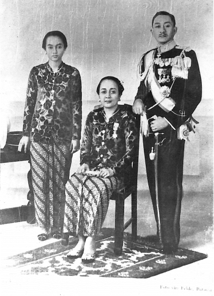 KGPAA Mangkunegoro VII bersama dengan Gusti Ratu Timoer dan Gusti Nurul.
